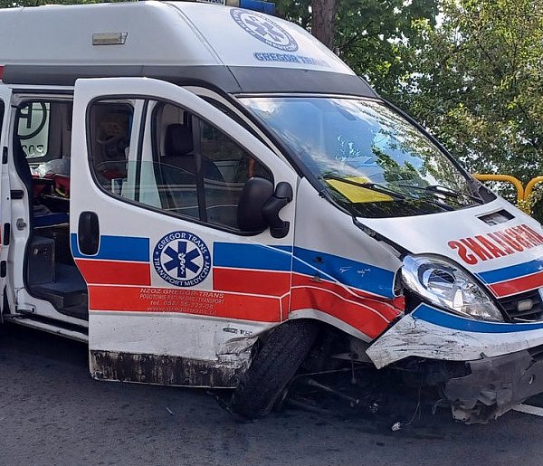 DK22: Kolizja karetki z samochodem osobowym-27922