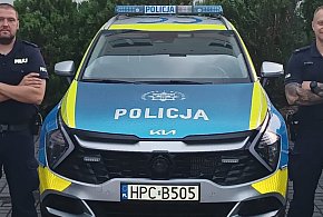 Policjanci wynieśli niepełnosprawnego mężczyznę z budynku, w którym wybuchł pożar-28150