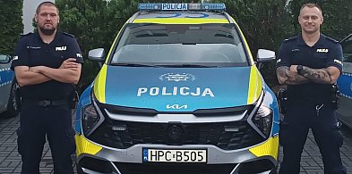 Policjanci wynieśli niepełnosprawnego mężczyznę z budynku, w którym wybuchł pożar-28150