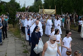 Nie wszyscy o tym wiedzą. Czy udział w procesji Bożego Ciała to obowiązek?-28294