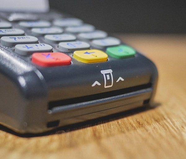 Zakaz sprzedaży i większy nadzór. Tych produktów nie kupią już nieletni-28594