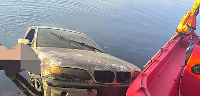 Wielkopolska: Wędkarz łowił ryby. W tym czasie jego auto stoczyło się do jeziora-29397