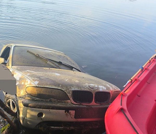 Wielkopolska: Wędkarz łowił ryby. W tym czasie jego auto stoczyło się do jeziora-29397