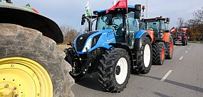 Protest rolników przeciwko Mercosur, traktory przy drog