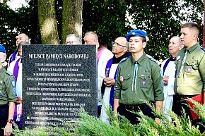 W 86 rocznicę wybuchu II Wojny Światowej na cmentarzu cywilnych ofiar niemieckich zbrodni w Radzimiu uczczono pamięć pomordowanych-3869