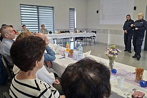 Policjanci z Komendy Powiatowej Policji w Sępólnie Krajeńskim spotkali się z seniorami, by porozmawiać o bezpieczeństwie osób starszych-4036