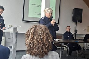 Sępólno Krajeńskie - Seniorzy wobec współczesnych zagrożeń – debata o bezpieczeństwie w świecie manipulacji oszustów-4038