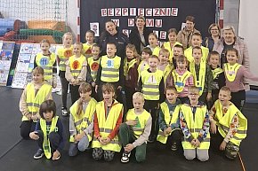 Powiat sępoleński: Wspólna misja policjantów i szkół w ramach akcji „Odblaskowa Szkoła”-4058