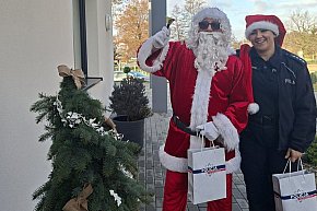 Policjantki z Mikołajem odwiedziły najmłodszych i seniorów w Sępólnie Krajeńskim-4218