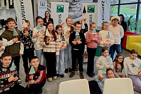 Nakło nad Notecią: Magia świąt w bibliotece - grudniowe warsztaty kreatywne-4238