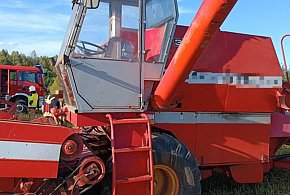 Próba naprawy kombajnu kończy się dramatycznym wypadkiem-29796