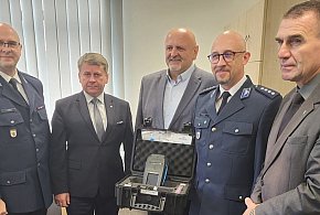 Policjanci z Mroczy i z Sadek otrzymali urządzenie do walki z przestępczością nark-30858