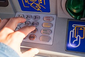 Z kont znikały pieniądze. Policja i bank badają ogólnopolski incydent-31178