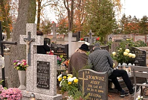 Savoir-vivre na 1 listopada. Jak się zachować podczas wizyty na cmentarzu?-31299