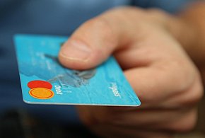 Fiskus skontroluje płatności kartą Polaków? Resort zabiera głos-31807