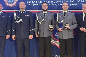 Dzielnicowi z nakielskiej komendy wyróżnieni „Kryształowym Sercem”-32010