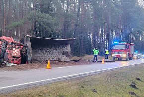 DK-25: Ciężarówka Man typu "łódka" zjechała z jezdni i przewróciła się do rowu-32304