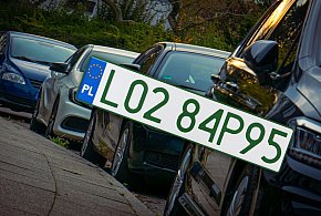 Tablice z zielonymi napisami na kolejnych autach. Nie chodzi o "elektryki"-32650