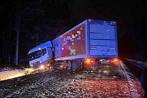 Nocne utrudnienia na DK-25. Ciężarówka zablokowała przejazd w obu kierunkach-32896