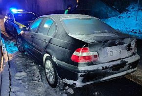 Niesprawne BMW blokowało ruch przed wiaduktem w Złotowie. Zatrzymano też kierowcę-33268