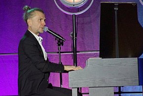 Dzień Kobiet w Mroczy z Adamem Snopkiem