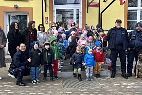 Gmina Człuchów: Dzielnicowy i przewodnik psa służbowego z wizytą u przedszkolaków