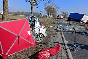 Kujawsko-pomorskie: Czołowe zderzenie osobowego Renault z ciągnikiem siodłowym Sca