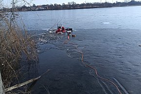 Wyścig z czasem w Człuchowie. Pod mężczyzną załamał się lód