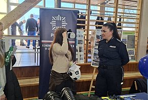 Policjanci na drzwiach otwartych w Zespole Szkół Ponadpodstawowych w Sępólnie Kraj