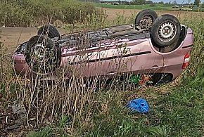 Łobżenica: Pijany pracownik ukradł auto pracodawczyni. Rajd zakończył dachowaniem