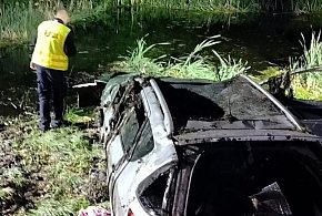 Tragiczny wypadek w kujawsko-pomorskim. Nie żyją dwie osoby po tym, jak auto wpad