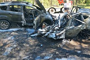 Śmiertelny wypadek na DW 201 w gminie Człuchów. Czołowe zderzenie i pożar samochod