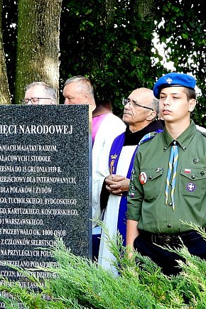 W 86 rocznicę wybuchu II Wojny Światowej na cmentarzu cywilnych ofiar niemieckich zbrodni w Radzimiu uczczono pamięć pomordowanych-3869