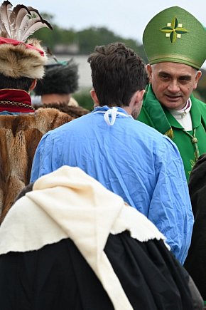 Bp Krzysztof Włodarczyk z okazji 700-lecia Runowa Krajeńskiego: Bóg nie oczekuje perfekcji, ale serca gotowego zaufać-3971