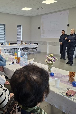 Policjanci z Komendy Powiatowej Policji w Sępólnie Krajeńskim spotkali się z seniorami, by porozmawiać o bezpieczeństwie osób starszych-4036