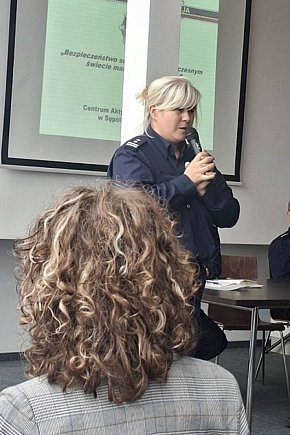 Sępólno Krajeńskie - Seniorzy wobec współczesnych zagrożeń – debata o bezpieczeństwie w świecie manipulacji oszustów-4038