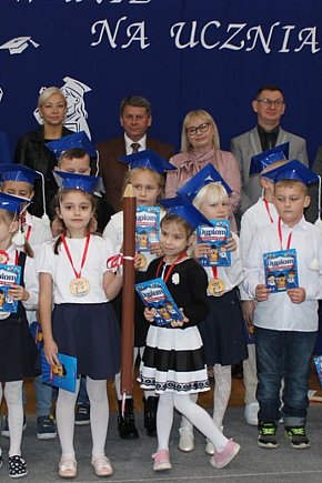 Pasowanie na ucznia – wyjątkowy dzień pierwszoklasistów z Mroczy-4048