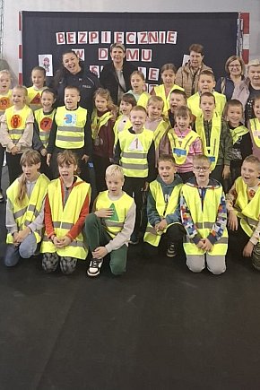 Powiat sępoleński: Wspólna misja policjantów i szkół w ramach akcji „Odblaskowa Szkoła”-4058