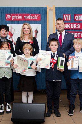 Gmina Wyrzysk: VII Gminny Konkurs Pieśni Patriotycznej w Falmierowie-4130