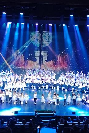 Dzieci z Człuchowa na scenie Teatru Muzycznego w Gdyni-4205