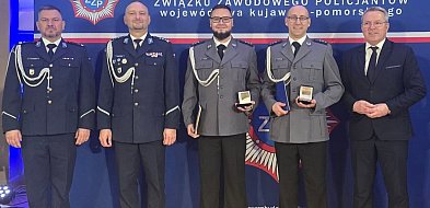 Dzielnicowi z nakielskiej komendy wyróżnieni „Kryształowym Sercem”-32010
