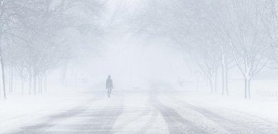 Pomorskie/ Śnieg i błoto na drogach w regionie; w kilku gminach odwołano zajęcia d-33133
