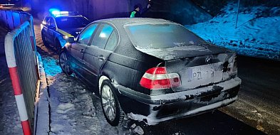 Niesprawne BMW blokowało ruch przed wiaduktem w Złotowie. Zatrzymano też kierowcę-33268