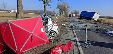 Kujawsko-pomorskie: Czołowe zderzenie osobowego Renault z ciągnikiem siodłowym Sca