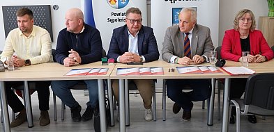 Powiat Sępoleński: Uroczyste podpisanie umów na modernizację budynku przy Alei 600