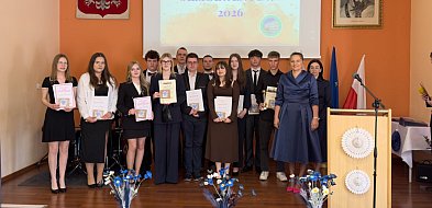 Abiturienci z Łobżenicy pożegnali szkołę. „Świat stoi przed Wami otworem”