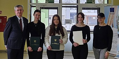 Gmina Więcbork/ Stypendia i nagrody finansowe dla uczniów ZSCKR Sypniewo