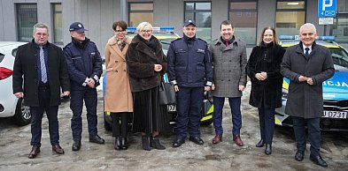 Nowy radiowóz dla Komisariatu Policji w Wyrzysku dzięki wsparciu samorządów Łobżen