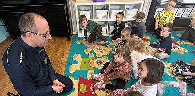 Nakło nad Notecią: Dzielnicowi spotkali się z przedszkolakami z Wesołej Piątki