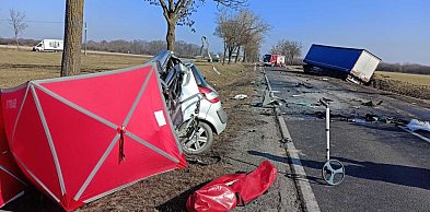 Kujawsko-pomorskie: Czołowe zderzenie osobowego Renault z ciągnikiem siodłowym Sca